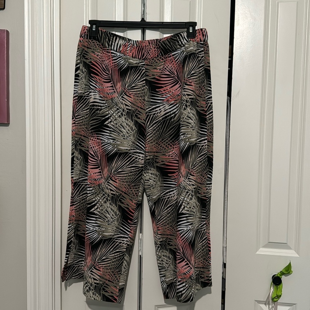 White House Black Market Leaf Print Cropped Pants - Black, Pink, White